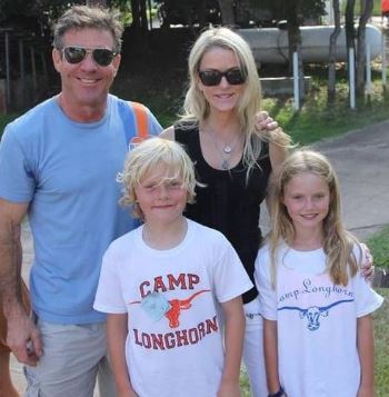 Zoe Grace Quaid with her parents and twin brother